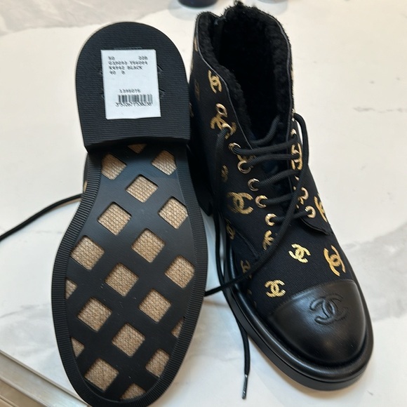 CHANEL Lambskin Shearling Canvas CC Lace Up Boots SZ 40 Brand New - Picture 3 of 7